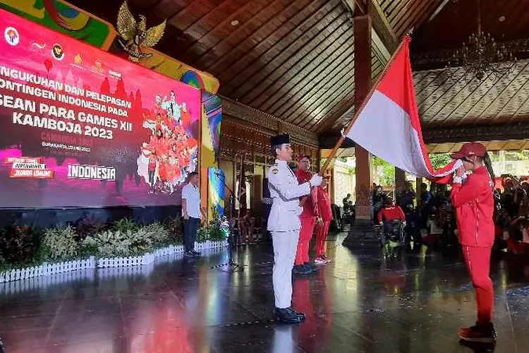 Atlet ASEAN Para Games Indonesia mencium bendera Merah Putih saat pelepasan atlet ke Kamboja (Endang Kusumastuti)