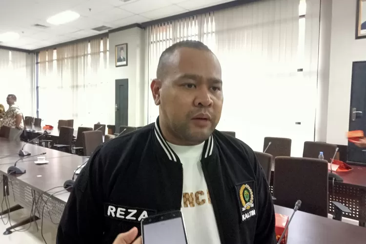 Ketua komisi IV DPRD Provinsi Kaltim Akhmed Reza Fachlevi menerima usulan tenaga pendidik terkait usulan terkait regulasi pemberian TPP. (DPRD Kaltim )