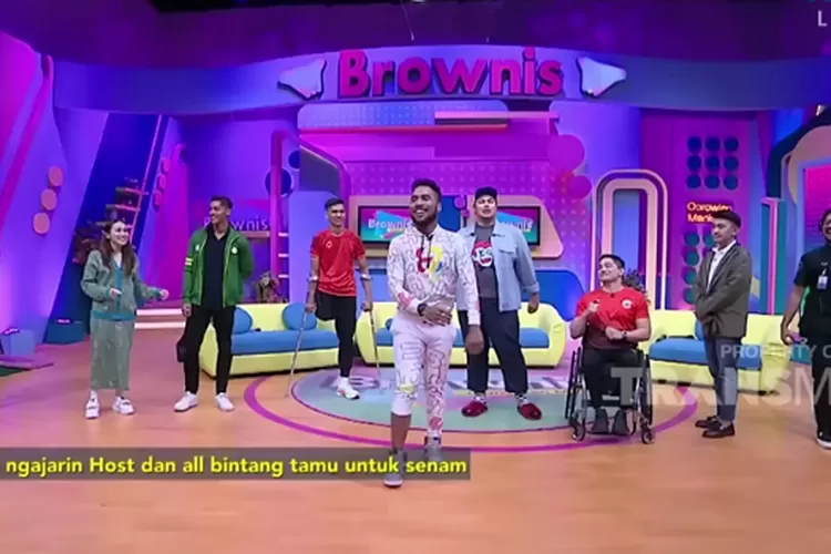 Crew dan host dalam acara Brownies mengajak atlet disabilitas joget. (YouTube TRANS TV Official)