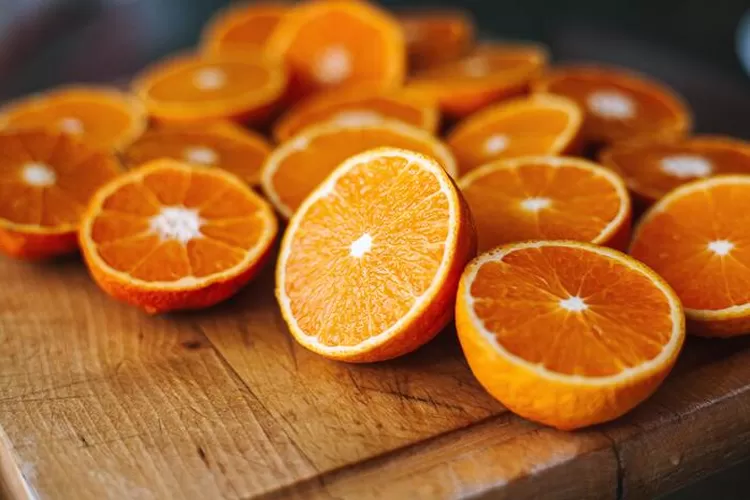 Ilustrasi jeruk yang kaya vitamin C termasuk bahan alami untuk mengobati DBD (pexels.com)