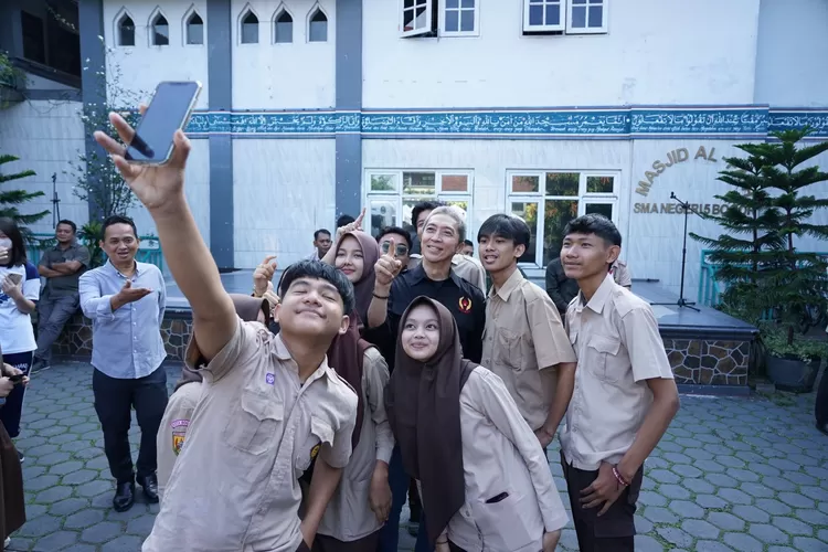  Siswa SMAN 5 Kota Bogor berfoto bersama Wakil Wali Kota Bogor, Dedie A Rachim