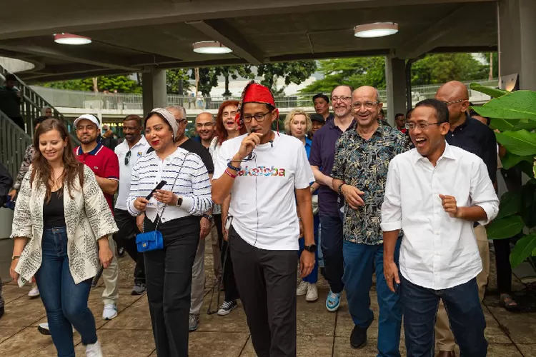 Menparekraf RI, Sandiaga Uno, bersama 13 duta besar negara sahabat berkunjung ke Taman Literasi Martha Christina Tiahahu (jakartamrt.co.id)