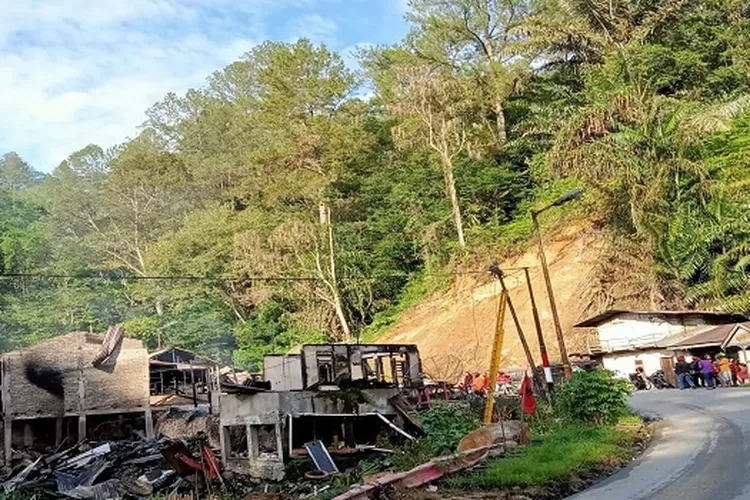 Lima rumah warga yang terbakar nampak tinggal puing-puing  (Realitasonline/MN)