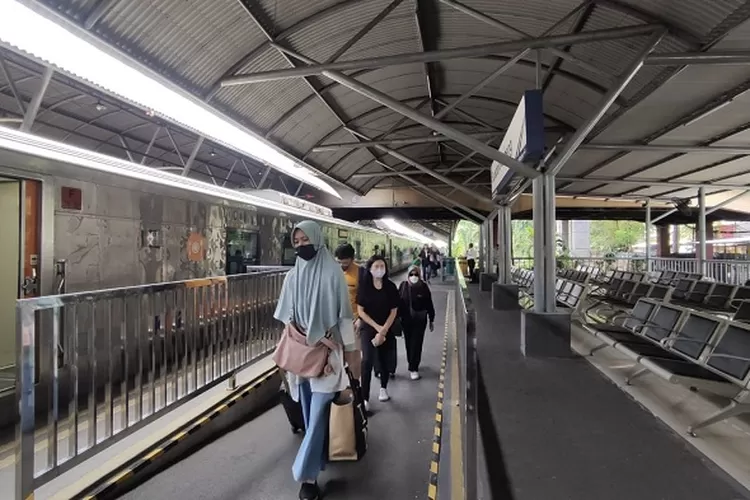 Calon penumpang  jasa kereta di Stasiun KAI Daop 8 menjelang libur panjang Hari Lahir Pancasila dan cuti bersama Hari Raya Waisak Juni 2023./Humas KAI Daop 8 (JAKARTA INSIDER)