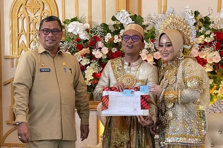Resepsi Pernikahan, Ketua KONI Luwu Utara dan Istri Langsung Terima KTP dan KK Baru (Dok. Istimewa)
