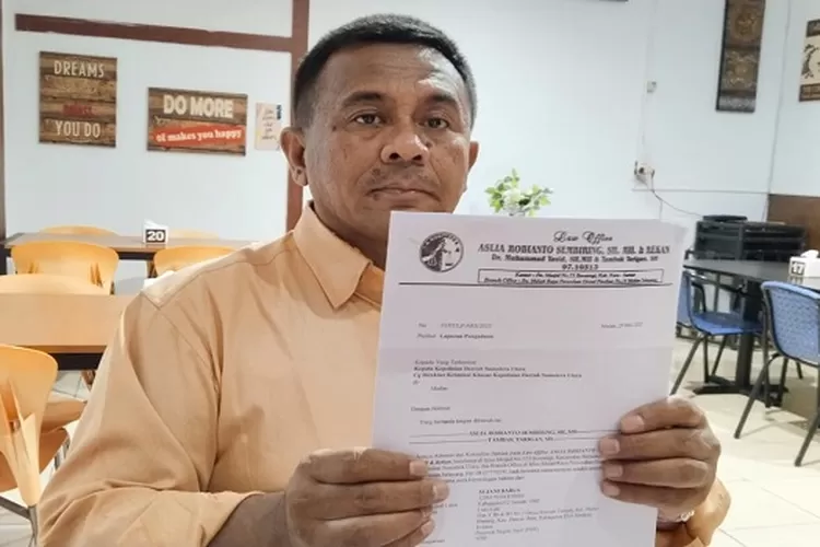 Penasehat Hukum Aslia Robianto Tunjukan Surat Tanda Terima Lapiram Pengaduan Ke Poldasu (Realitasonline.id/dok)