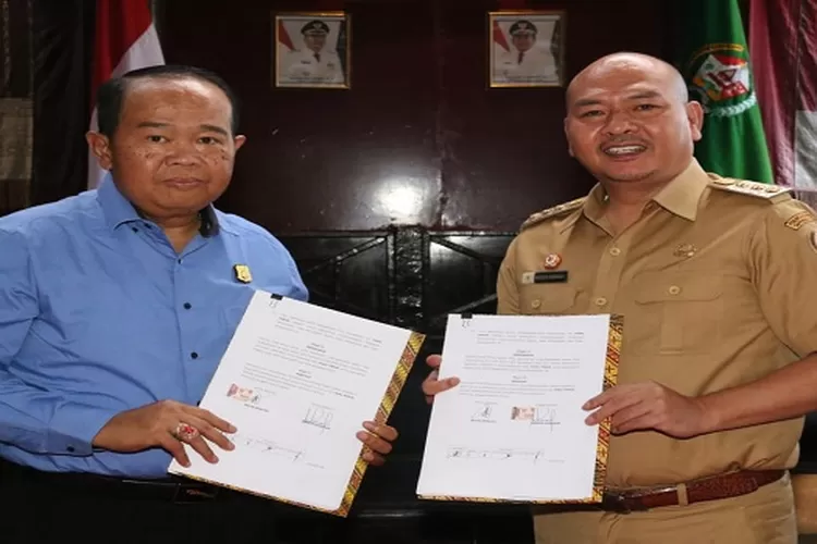 Bupati Taput Nikson Nababan dan Kajari Much. Suroyo diabadikan usai menandatangani nota kesepakatan  (Realitasonline.id/Alpon Situmorang)