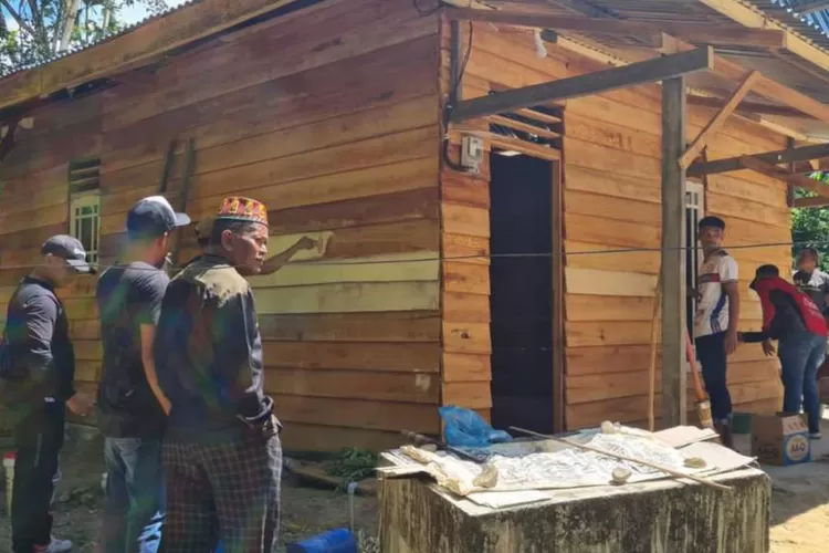Rumah roboh dibangun kembali 