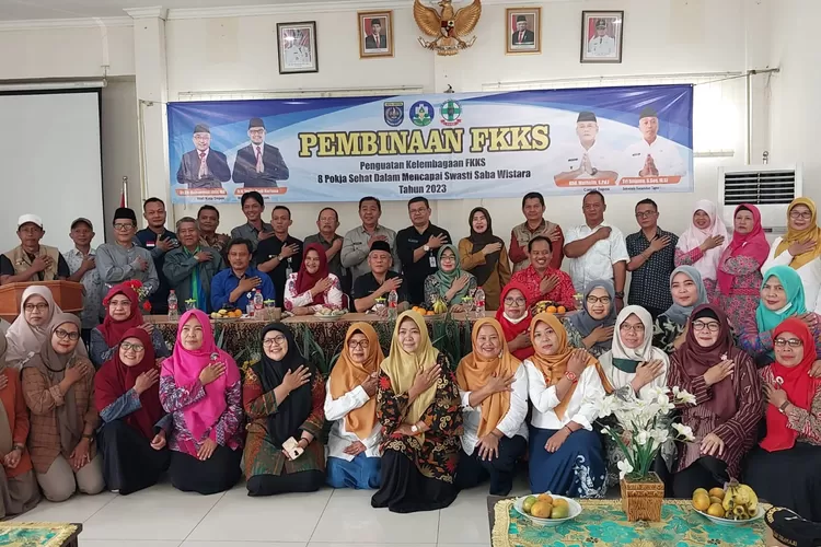 KOMPAK : Foto bersama usai pembukaan pembinaan Forum Komunikasi Kecamatan Sehat (FKKS) Kecamatan Tapos di aula Kecamatan Tapos.
