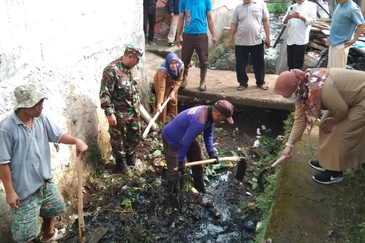 KOMPAK : Karya bakti Kodim 0508/Depok normalisasi aliran Sungai Pelopor RT1/8, Kelurahan Curug, Kecamatan Bojongsari, Selasa (30/5).