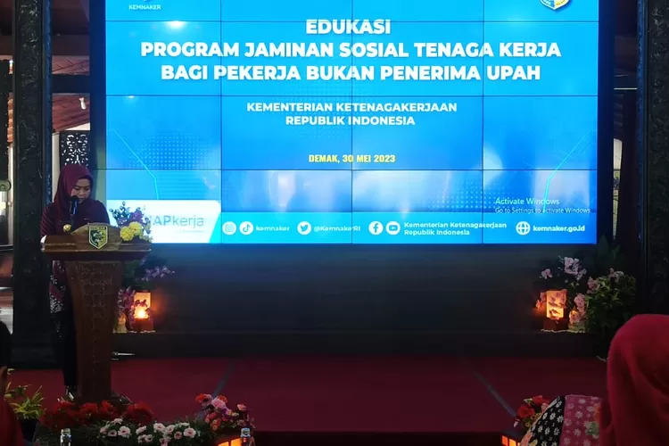 Bupati serahkan santunan jaminan sosial kepada warga Demak (Dok)