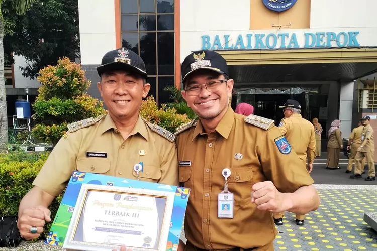 HEBAT : Kelurahan Mampang, Kecamatan Pancoranmas yang meraih peringkat tiga dalam lomba Kampung Keluarga Berkualitas (Kampung KB) tingkat Kota Depok, Senin (29/5). (ALDY RAMA/RADAR DEPOK)