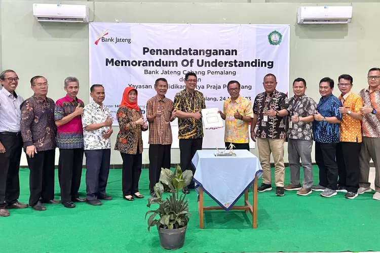 Bank Jateng Cabang Pemalang melakukan penandatanganan Memorandum of Understanding (MoU) dengan Yayasan Pendidikan Satya Praja Pemalang. (dok Bank Jateng)