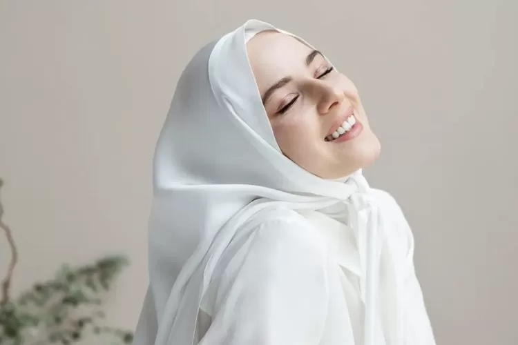 Rekomendasi 3 Produk Shampoo untuk Hijabers, Dijamin Bebas Gerah dan Segar Seharian (Foto: Female Daily)