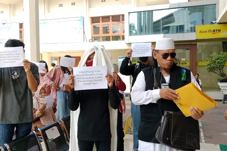 Ajukan praperadilan atas penahanan tersangka pencabulan anak di bawah umur yang lakukan sumpah pocong dan sempat viral. (hermansyah)