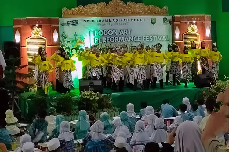 Salah satu penampilan kelompok siswa di atas panggung dalam Bodon Art Perfomance yang diselenggarakan SD Muhammadiyah Bodon Kotagede. ( Teguh Priyono)