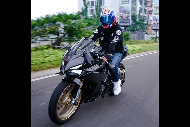 Manuver saat riding motor (Instagram @ref_photosport)