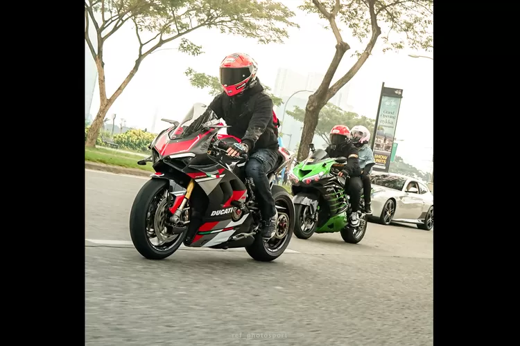 Mengendarai motor dengan nyaman (Instagram @ref_photosport)