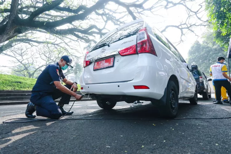 Uji emisi pada kendaraan bermotor. (bandung.go.id)