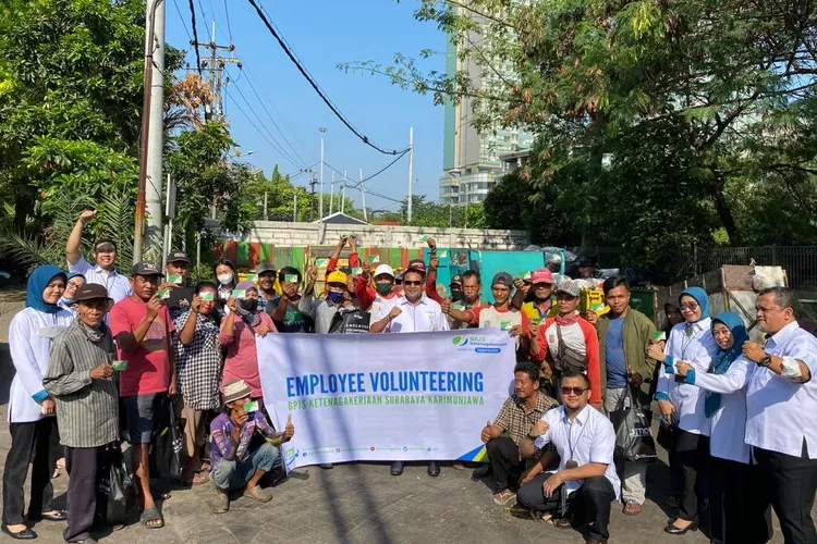 Jajaran BPJAMSOSTEK Surabaya dan para pekerja di TPS Kangean saat kegiatan employee volunteering