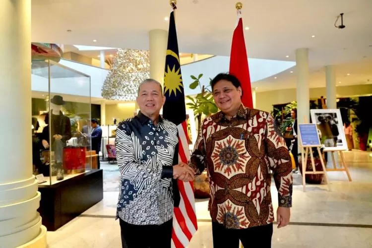 Menko Perekonomian Airlangga Hartarto melaksanakan misi bersama Indonesia dan Malaysia di Eropa demi urusan kelapa sawit (ekon.go.id)