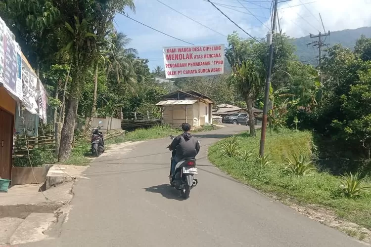 Spanduk penolakan rencana keberadaan TPBU di Desa Cipelang bertebaran.