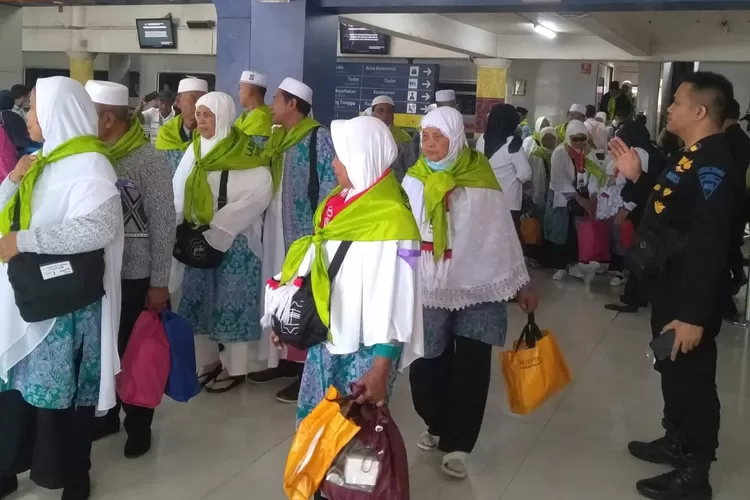 Jemaah Calhaj Kabupaten Labuhan Batu tiba di Medan dengan menumpang Kereta Api dari Rantau Prapat menuju Stasiun Besar Medan kemudian diantar dengan bus menuju Asrama Haji Medan, Rabu (32/5/2023) (Realitasonline.id/ dokumen)