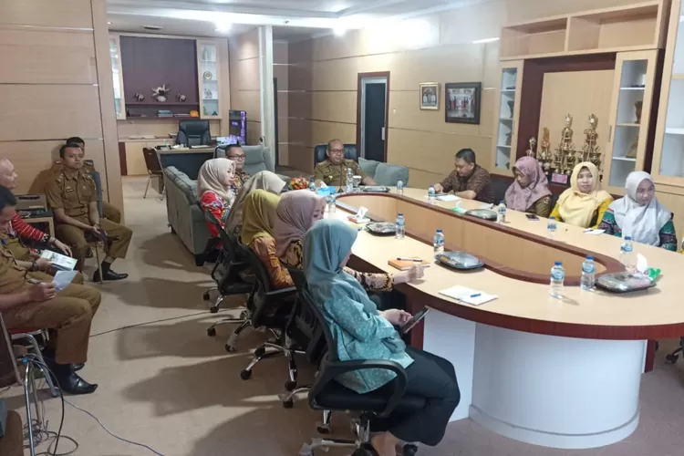 Sekda mengikuti secara virtual zoom, bersama Kepala BKPSDM Lampung Utara, Martahan Samosir dan jajarannya (Realitasonline.id/ MP)