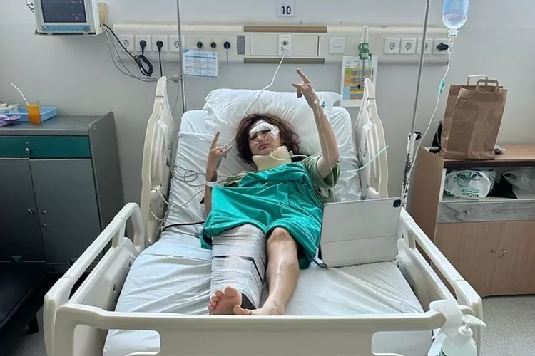 Aktris Angela Lee saat dirawat di RS Tlogorejo Semarang.  (Instagram/Angela Lee)