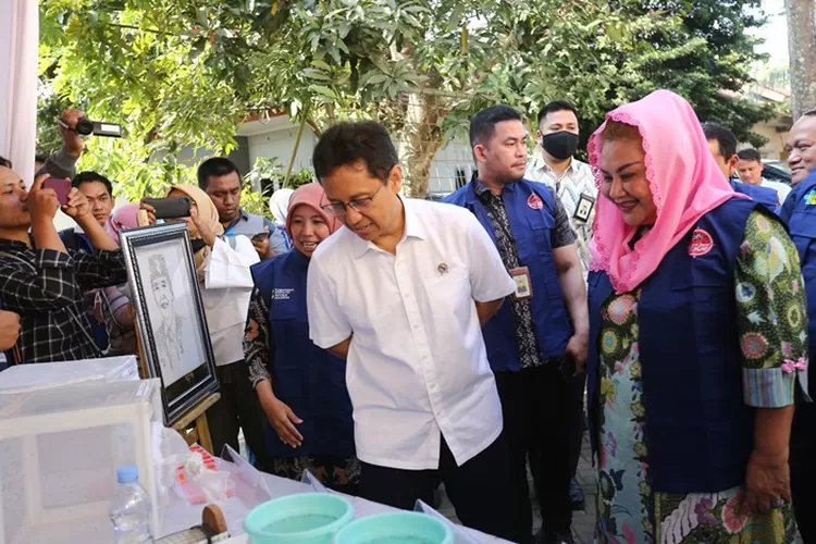 Menteri Kesehatan Budi Gunadi Sadiki dan Wali Kota Semarang Hevearita Gunaryanti Rahayu saat mengecek nyamuk wolbachia sebagai strategi pencegahan DBD di Semarang. (Humas Pemkot)
