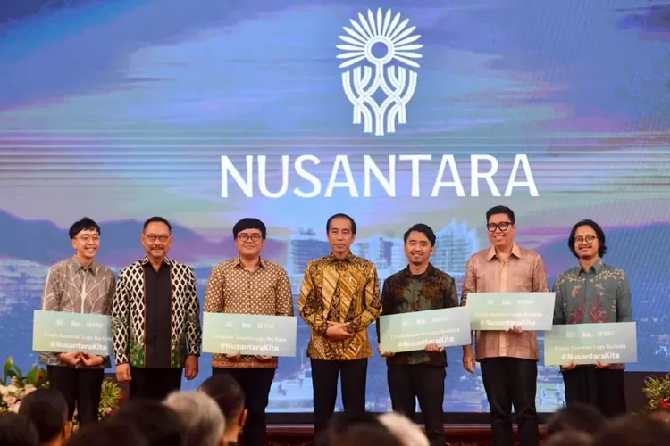 Presiden Joko Widodo (Jokowi) berfoto bersama para pemenang sayembara seleksi logo resmi Ibu Kota Nusantara (IKN) di Istana Negara, Jakarta Pusat, Selasa 30 Mei 2023. (@jokowi - Twitter)