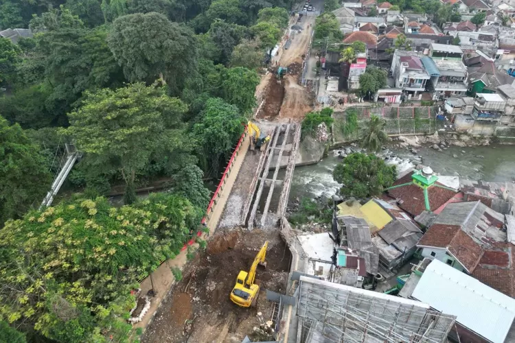 Nampak alat berat dikerahkan untuk mempercepat proses pembangunan Jembatan Otista, Kota Bogor. (Foto: Reka/Radar Bogor)