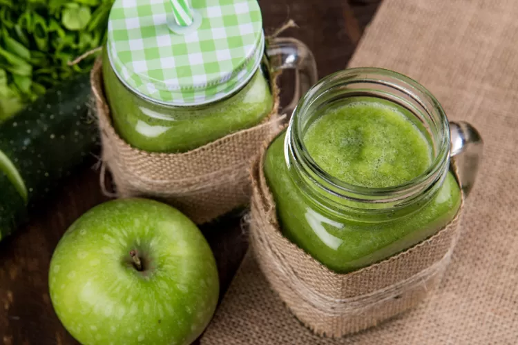 Jus seledri bisa dikombinasikan dengan apel hijau agar memiliki rasa manis alami (Pexels.com)
