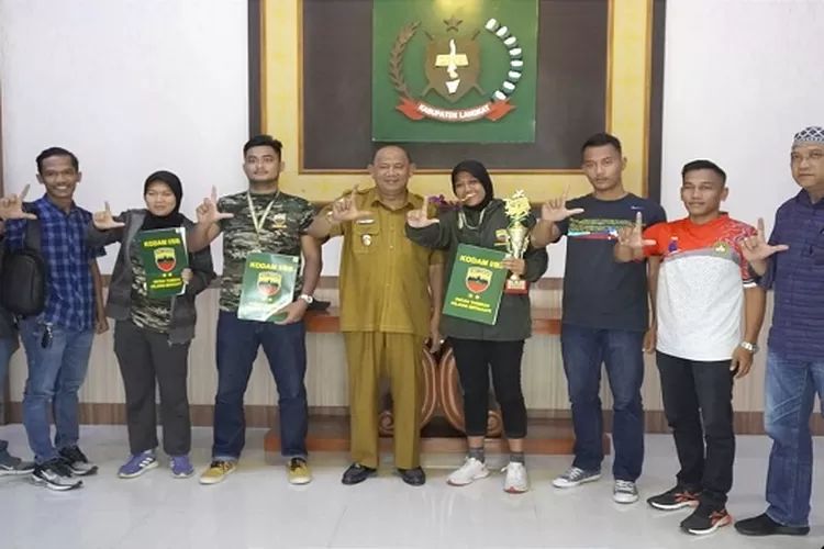 Plt Bupati Langkat Syah Afandin bersama tiga petinju Langkat meraih medali kejuaraan Tinju Piala Pangdam I/BB (Realitasonline.id/AA)