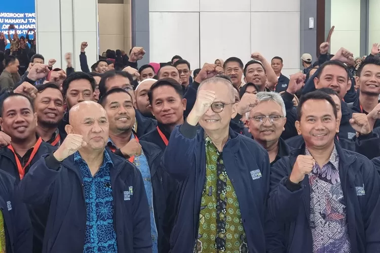 Menteri Koperasi dan UKM Teten Masduki bersama CEO Promedia Teknologi Indonesia usai penandatanganan Penandatanganan kerjasama antara Promedia, Kemenkop, PT telkom Indonesia dan PT Pos Indonesia  dalam pembanguan megaportal untuk UMKM 