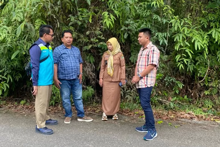 Dua anggota DPRD Barut, Mustafa Joyo Muchtar dan Surianor bersama Kades Lemo II dan managemen PLN ranting Muara Teweh, saat meninjau kawasan tanah masyarakat yang nantinya akan didirikan tiang listrik. Foto.Kaltenglima.com