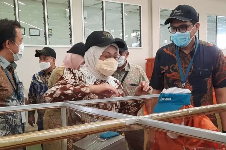 Menteri Ketenagakerjaan (Menaker) RI Ida Fauziyah mengunjungi tempat produksi (brak) rokok di Desa Karangbener, Kecamatan Bae, Kabupaten Kudus, Jawa Tengah, Rabu (31/5/2023).  (ANTARA/Akhmad Nazaruddin Lathif)