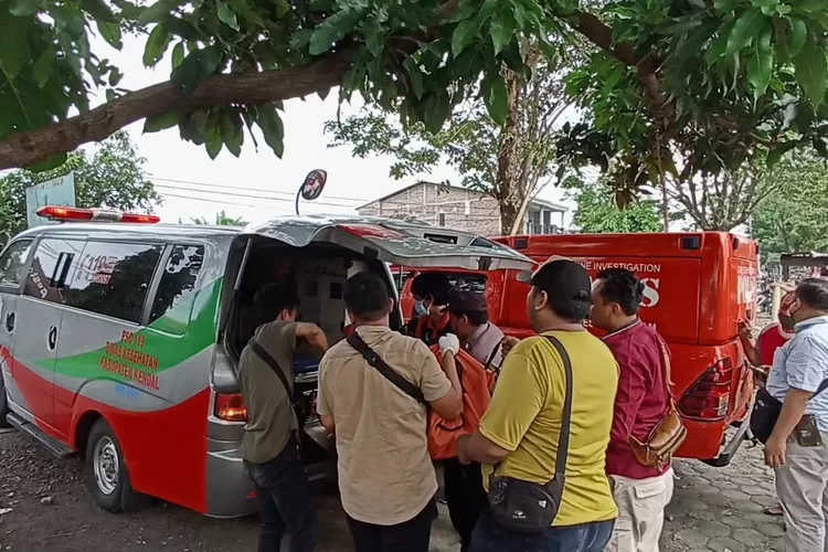 Petugas mengevakuasi jenazah tukang becak yang ditemukan meninggal dunia di pinggir jalan Rabu 31 Mei 2023.  (Edi Prayitno / kontributor Kendal)