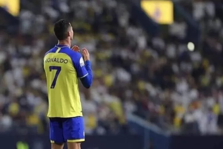 Aksi Ronaldo mengangkat tangan layaknya berdoa dalam Agama Islam.  (Tangkap layar Instagram/@ekorharimaumalaya)