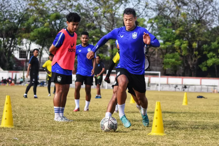 Pemain PSIS Semarang M Sabillah saat berlatih di Lapangan Sidodadi. Rencananya Laskar Mahesa Jenar akan mengadakan ujicoba.  (Ayosemarang.com/ Audrian Firhannusa)