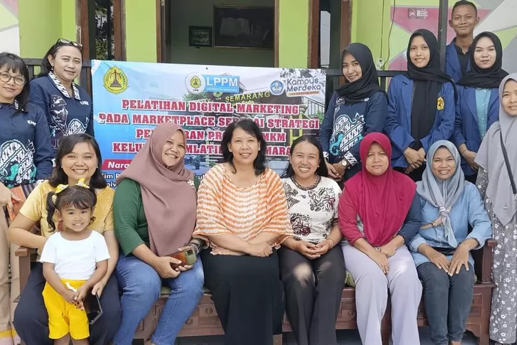 Dosen dan mahasiswa USM memberikan pelatihan digital marketing ke warga Jl. Ngestimulyo, Kelurahan Mlatibaru, Semarang (Dok)