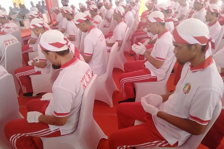 IKRAR SETIA: 76 warga binaan narapidana terorisme menggelar ikrar sumpah setia bertepatan dengan Hari Lahirnya Pancasila di Lapas Gunung Sindur Bogor, Kamis (1/6). FOTO: RADAR BOGOR