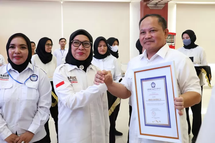  Pembina TRCPPA AKBP (P) Tri Hastuti (tengah) menyampaikan penghargaan pada Dirreskrimum dan Dirreskrimsus Polda Riau . 