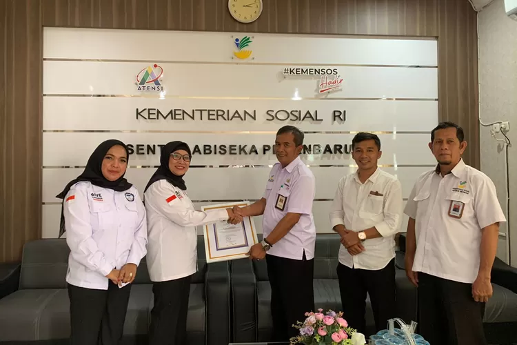  Pembina TRCPPA AKBP (P) Tri HastutI (kedua dari kiri) didampingi Korwil Riau Rina Parlina (kiri) memberi penghargaan pada Ketua Sentra Abiseka Kemensos Pekanbaru drs Agus Wasyim Ibrahim. 