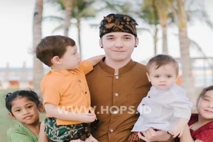 Stefan William bersama anak-anaknya (Instagram @hopsindonesia)