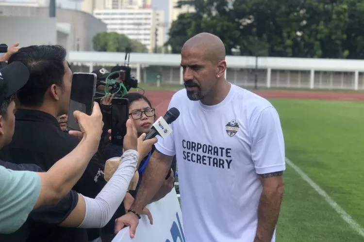 Juan Sebastian Veron ketika ditemui awak media sebelum mengikuti pertandingan fun match dalam acara puncak BRImo Future Garuda, FOURFEO Mini Tournament di Stadion Madya GBK, Kamis (1/6/2023). ( ANTARA/Zaro Ezza Syachniar)