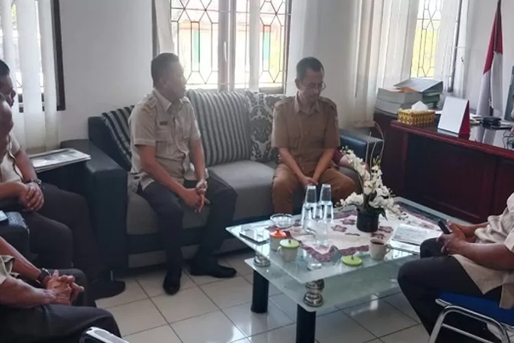 Samsat Humbahas Roadshow melakukan sosialisasi pemutihan PKB  ke salah satu OPD (Realitasonline.id/tan)