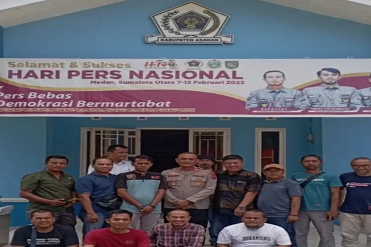 Kapolres Asahan bersama Wartawan di Kantor PWI Asahan&nbsp; (Realitasonline.id/HS)