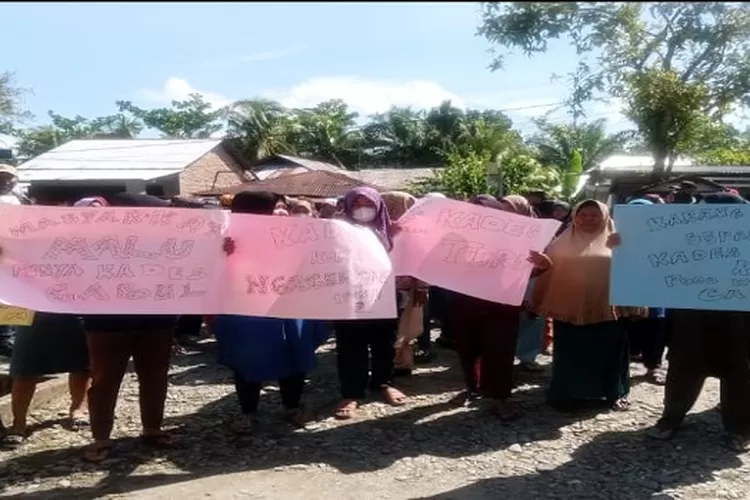 Warga masyarakat demo menuntut oknum kades dicopot, karena diduga selingkuh (Realitasonline.id/AA)