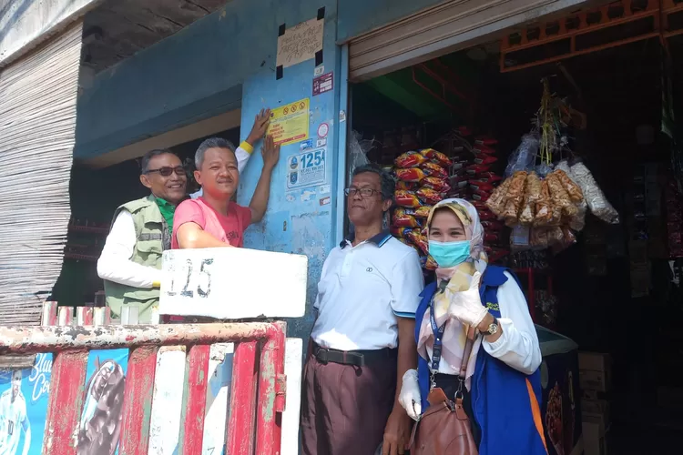 AKSI : Penempelan stiker imbauan untuk tidak merokok di area KTR. (ANDIKA EKA/RADAR DEPOK)